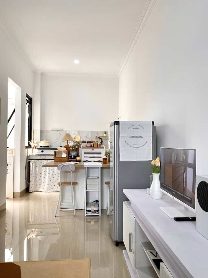 Rumah yang menjadi tempat nyaman bagi aku dan suami adalah dengan membuat suasana di dalam rumah ditata dengan sesuatu yang kami suka.

Area living room sekaligus ruang makan ini menjadi tempat kami melakukan berbagai aktivitas. Dekorasi yang menjadi ciri khas yaitu area meja makan sebagai pembatas living room dan ruang makan.

Tempat ini sangat nyaman dan cukup bagi kami, meskipun masih banyak hal lain yang ingin dirubah, tapi yang ada saat ini dirasa cukup dan bisa membuat kami senang menempatinya.

#MejaMakanMinimalis #RakTVMinimalis #KarpetAesthetic #SudutNyamanKeluarga #RuangFavoritKeluarga