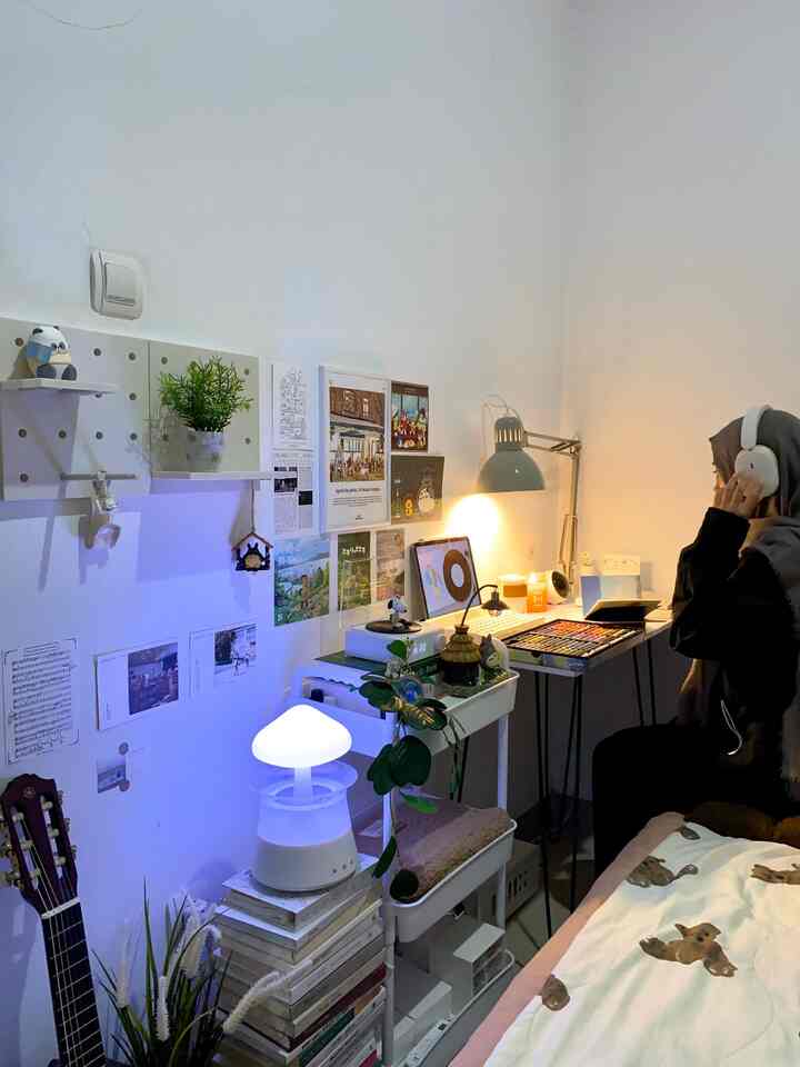 Meja kerja sebagai tempat favorit melakukan semua aktivitas. Beberapa kegiatan yang membuat nyaman disertai dekorasi Art yang aku sukai.

#MejaKerjaMinimalis #WallDecorAesthetic #DeskSetUp #DeskAesthetic #DekorasiMejaKerja