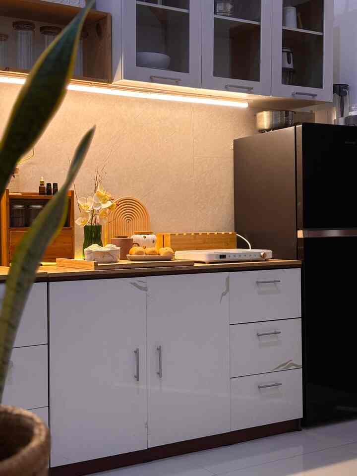 Kata orang food brings people together. Well in home, coffee brings my sanity together. Kalau belum ngopi, berasa ada yang kurang. Hehehe…

#sudurnyamankeluarga
#ruangfavoritkeluarga
#dapurminimalis
#openspace
#kitchensetmurmer
#kitchenonbudget
#countertop

