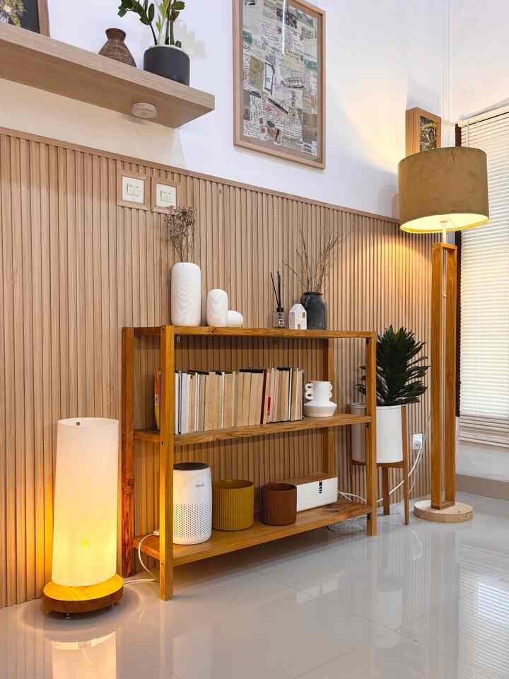 Aku suka sekali DIY, dan ini adalah barang-barang hasil DIY yang ada di satu sisi ruang tamu di rumahku.
- Yang pertama ada lampu lantai silinder. Bagian dasarnya dari talenan kayu lho.
- Berikutnya masih berupa lampu lantai yang lebih tinggi. Bagian kakinya aku bikin dari kayu pinus, bagian kap lampunya aku pakai kap lampu ikea Ringsta dengan diameter 33cm.
- Next ada kotak penutup mcb yang bisa dibuka tutup.
- Yang terakhir adalah rak kayu. Awalnya rak ini tinggi sekali, inspirasinya adalah rak Ivar Ikea. Tapi kemudian aku potong jadu dua bagian. Yang satu aku taruh di depan, yang lainnya aku taruh di ruang kerja.

#DIY
#furniturmurah
#rakkayu
#lampulantai
#DIYfloorlamp
#inspirasiruangtamu
#livingroomideas
