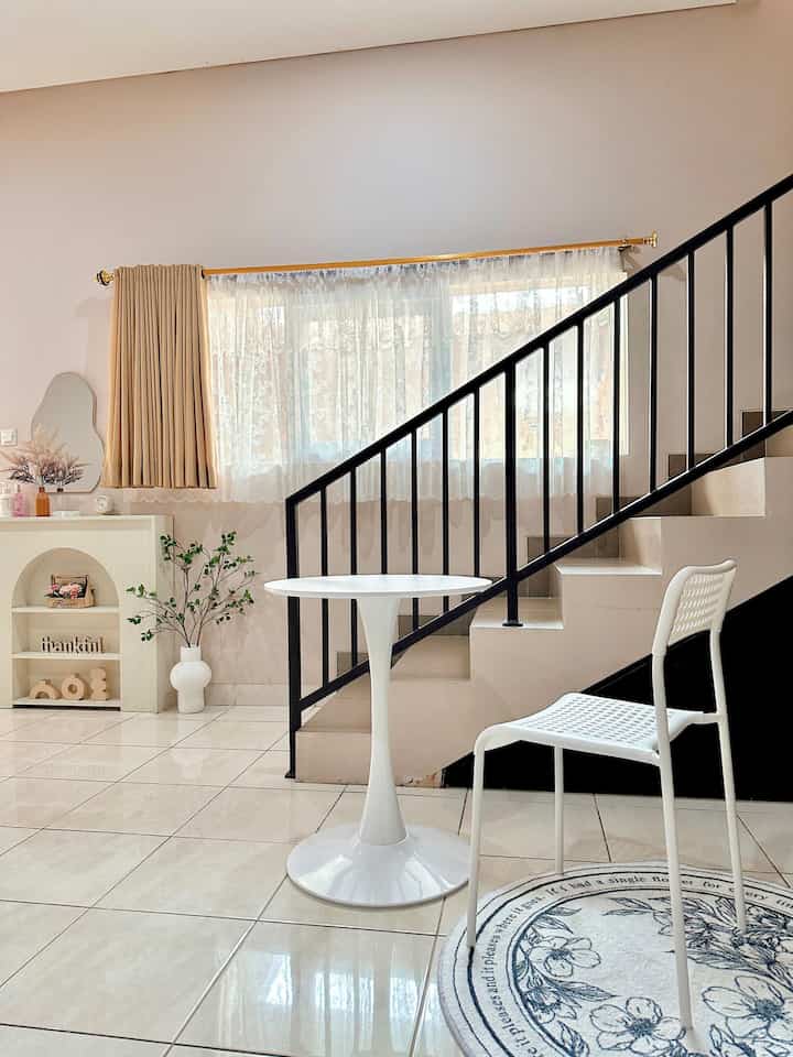 Ruang Bawah Tangga ✨
Di ruang bawah tangga ini kami jadikan tempat penyimpanan barang-barang (gudang). Di depan nya ada sedikit space kami manfaatkan dengan meletakkan meja dan kursi, biasanya kami gunakan untuk sekedar ngopi/ngeteh sambil mengerjakan pekerjaan ringan, seperti menulis, menggambar, scrolling, dll. 

#RuangBawahTangga
#TempatBersantai
#MejaCafe
#KursiCafe
#Gudang