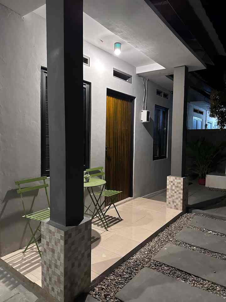 Teras rumah 🏠

Teras di depan rumah ini berukuran kecil, diseberang teras terdapat taman untuk bersantai di sore dan malam hari 🌱✨

#terasrumah
#tamandepan
#kursiteras
#tanaman
#kaktus
#tempatsantai
#cctv
#tamanminimalis
#backyard

