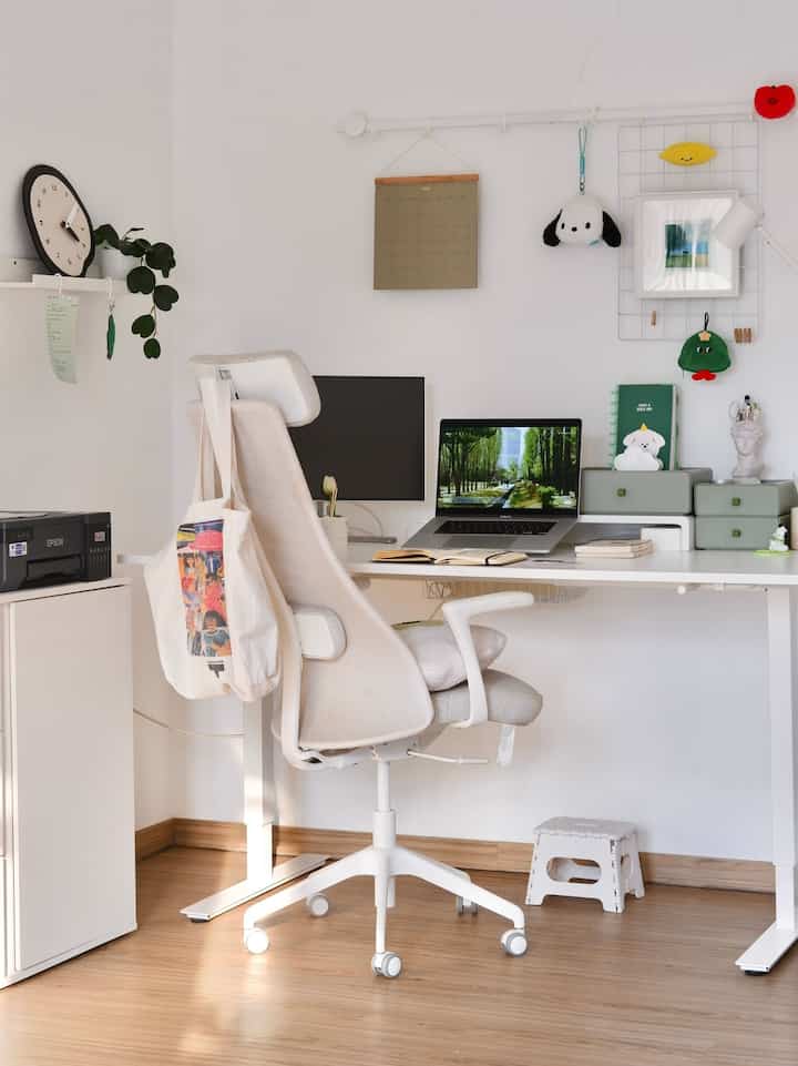 I recently switched up my room layout, aku menukar posisi area kerja dan tempat tidur. Akhir-akhir ini, paparan sinar matahari sore dari jendela lebih menyengat dari biasanya, jadi aku memutuskan untuk mindahin meja kerjaku yg awalnya di sebelah jendela. 

It feels weirdly new, I’ve never had my desk in this corner before. Letaknya di sudut kamar yang minim cahaya alami. Tapi, vibe di sudut ini mulai aku suka, and I’ve noticed I can focus better now. Mungkin karena suasana baru dan aku ga gampang terdistraksi ngeliat keluar jendela lagi saat sedang bekerja🥹

I think it’s exactly the change I needed to get my creativity flowing again~🎨💡

#workingdesk #workingarea #deskmakeover #makeoversudutkamar #productivitycorner #workfromhome #homeoffice #dalkomspace