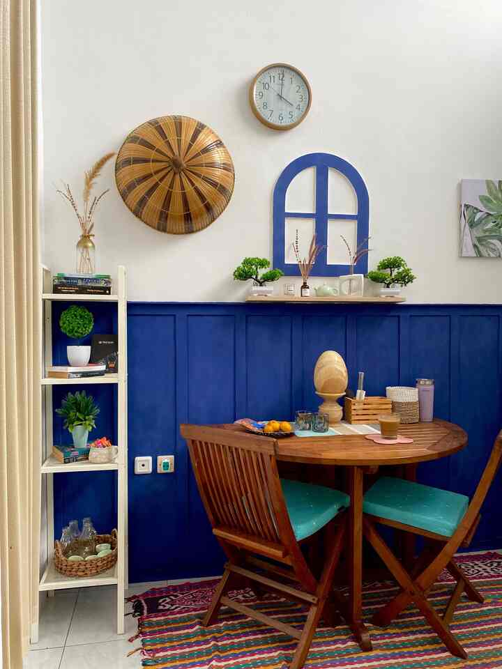 Our dream Dining room with all it flaws🥹
Sebenarnya kami tidak ingin memiliki ruang makan, namun karena living room kami pindah ke belakang, jadilah dining room mungil ini.
Fokus kami memasukan unsur midcentury modern dengan memasang wallbatten berwarna navy dan furnitur kayu.
Ambalan penuh hiasan kecil di bawah jendela hias DIY yang berbahan gipsum menjadi pemanis meja makan.
Semoga makeover low budget ini dapat menginspirasi💙💙💙💙💙💙

#Cat #CatInterior #Wallbatten #DindingEstetik #Gipsum #DIY #Diningroom #kursiantik #Midcenturymodern #Tinyhouse #rumahcluster #Stikerdinding