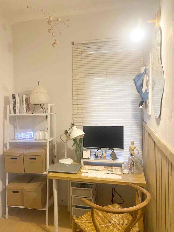 Haloo semua selamat datang di rumah dinas adiba yg lebih tepatnya berada pada home office /working space mungil dengan ukuran 1,8 meter x 2 meter
Sangatlah mungil bukan? Tapi aku maksimalin bgd gmna caranya biar punya area kerja sendiri di rumah
Beberapa item yg aku tambahkan di ruangan ini
1. Meja kerja ikea adlis dengan ukuran 100cmx60 cm dengan disandingkan rak serbaguna dari lerberg ikea jg
2. Tak lupa karna tidak punya area penyimpanan aku pake kardus PAPPIS IKEA yg sangat membantu bgd buat menyimpan berkas berkas
3. Biar makin ciamik tambahkan jg lampu kerja dari RANARP IKEA
#workingspace #areakerja #ruangkerjaminimalis #homeoffice #inspirasiruangkerja #inspirasihomeoffice #dekorasiruangkerja