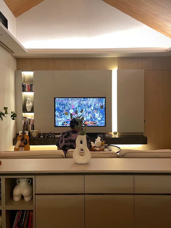 ⭐️Quality time at Home⭐️

Karena suamiku tiap hari pergi ke kantor, jadi quality time dilakukan setelah jam pulang kantor.  Dan juga karena layout rumah yang open plan jadi kalaupun melakukan aktivitas masing-masing tetap terasa kebersamaan dan kehadiran satu sama lainnya, mungkin ini juga yang membuat kami memutuskan untuk mempunyai rumah dengan konsep open plan itu.

Biasanya setelah pulang kantor, kami suka bersantai nonton dan bahkan sambil makan malam nya di living room😄 tetangga juga ada yang suka dinner sambil nonton kahh?
_
#SudutNyamanKeluarga
#RuangFavoritKeluarga
#CoffeeTableMinimalis
#KarpetEstetik