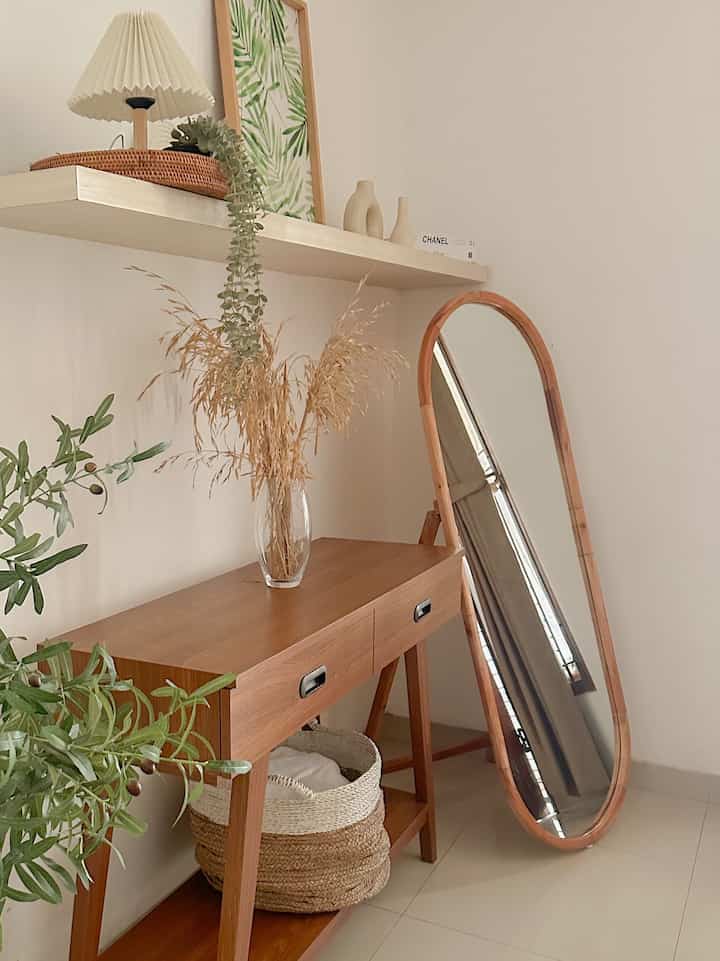 Pojok depan living room ini masih dengan tema kayu. Warna kayu yang di padupadankan dengan tanaman artificial membuat dekorasi semakin manis🤎 #mejaconsole #MejaJati #CerminAesthetic #CatRumah #KeranjangAnyaman #HomeDecorTips
