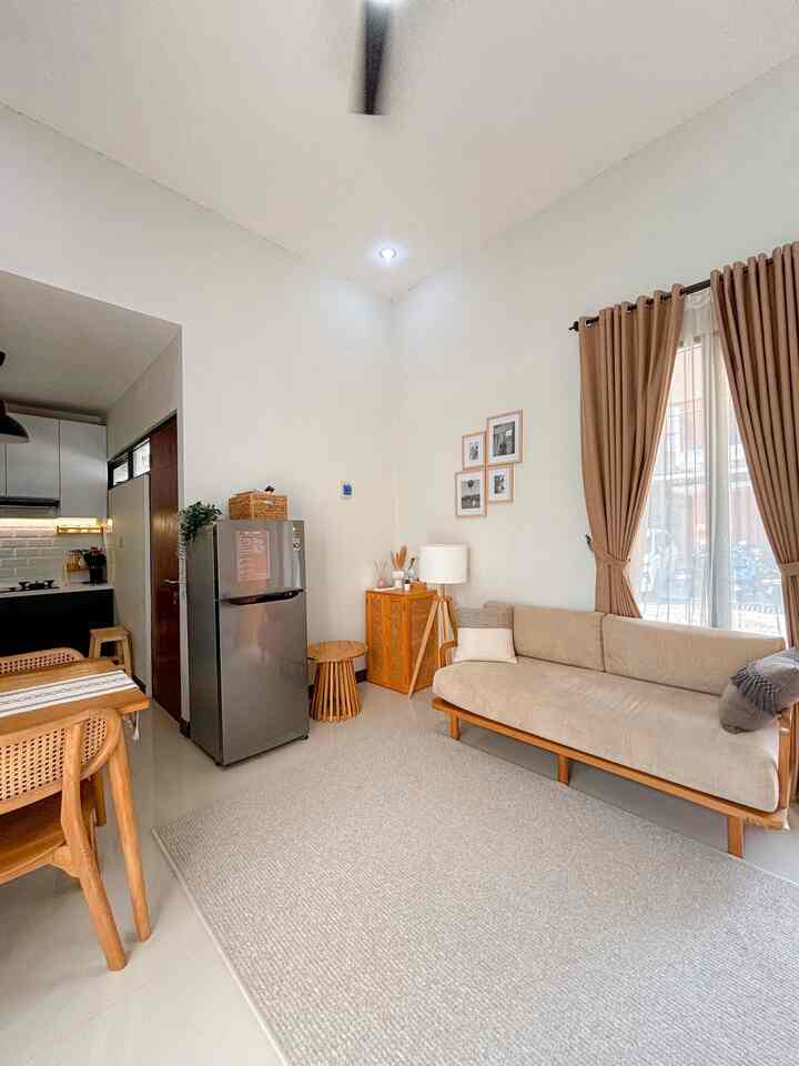 Home is where the heart is ❤️

Rumah menjadi tempat kami pulang dari lelahnya beraktivitas, tempat berkumpul, bercanda, dan menghabiskan waktu. Ruang keluarga ini merupakan inti dari rumah kami.

#SofaMinimalis #LampuMinimalis #CushionCover #Frame #ReedDiffuser #SudutNyamanKeluarga #RuangFavoritKeluarga

