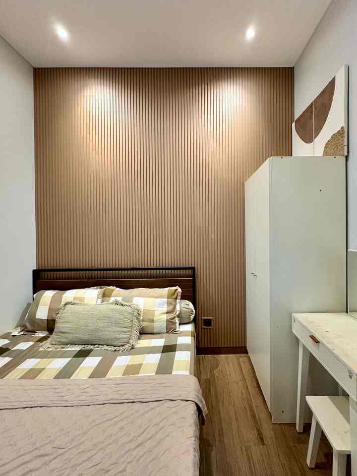 Bikin nyaman kamar tamu walaupun pakai furniture lama.
Walaupun dikamar ini pakai furniture lama sebelum renov tapi bisa tetap rapi dan nyaman. Caranya buat lighting yang menarik dan warm, lalu tambah wallpanel dan pilih sprei yang estetik. Simple tapi berdampak besar ✨✨✨
#bedroom
#bedroominspo
#inspirasikamartamu
#kamartamu
#kamarterbatas
#minimalis
#modernindustrial
#homedecor
#homestyling