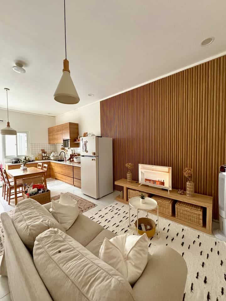HOME is where the HEART is 🤍🤎

Sejak mengenal dan belajar tentang home decor alhamdulillah banyak pengalaman berharga yang didapat mulai dari penataan rumah sampai pemilihan warna yang senada.

Karena kenyamanan didalam rumah adalah hal yang penting agar anggota kelurga betah berada didalamnya, setiap sudut rumah menjadi tempat ternyaman dan salah satunya di ruang keluarga ini.

selain memikirkan sisi estetik kami juga sangat memperhatikan keamanan bagi anggota keluarga apalagi anak kami yang paling kecil, salah satunya memakai karpet dilantai juga menggunakan penutup stop kontak, menutup colokan listrik dengan penutup khusus dan paling penting adalah sirkulasi udara agar udara dalam rumah tetap sehat.

#WallpanelKayu #KarpetTenun #SofaEktorp #StorageRotan #BantalSofaIkea #KipasAnginAceHardware #GladomIkea #JapandiHouse #HomeSweetHome #SudutNyamanKeluarga #RuangFavoritKeluarga