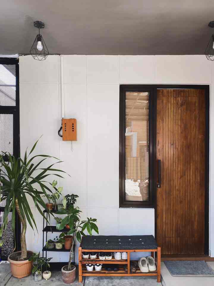 Ini adalah teras mini di Dasa Cavana! Karena keterbatasan lahan, sehingga aku hanya bisa memiliki teras di area ini saja. Ini merupakan area teras sekaligus area rak sepatu + tempat duduk. Ada juga area duduk di taman untuk tamu yang tidak terlalu dekat. 

#Teras #RakSepatu #CatDinding #Areaoutdoor #Taman 