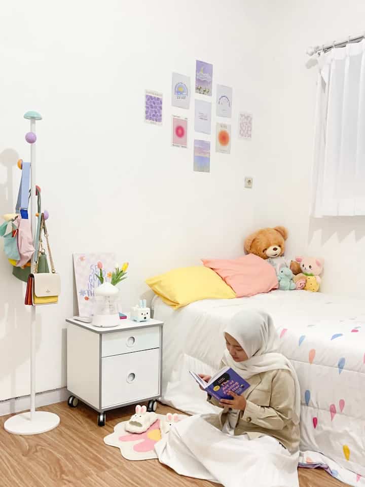 hal yang paling bikin aku nyaman dirumah adalah bersantai di kamar.
di kamar ternyata bisa ngelakuin banyak hal dan super menyenangkan,

dua aktivitas yang paling aku suka: baca buku & skin care-an. tenang, private, dan menyenangkan 👀✨

#GantunganTas #LantaiSPC #Kalender #PegBoard #SudutNyaman #RuangFavorit

