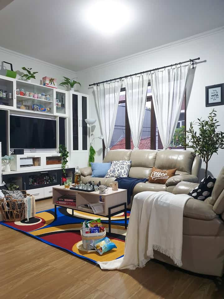 🔅“No matter who you are or where you are, instinct tells you to go home.” — Laura Marney🔅

Living room ini adalah tempat favorit keluarga kami berkumpul. karena ditempat ini kami bisa melakukan berbagai kegiatan bersama seperti nonton, bermain, berbagi cerita, dan cemal cemil sore.

Cara menciptakan ruang yang nyaman untuk berkumpul keluarga ini terutama bagi anak2, kami menggunakan sofa yg nyaman, meletakkan beberapa cushion dengan cover yang variatif dan lucuk2, menambahkan throw, serta menyediakan beberapa alat permainan yg bisa melibatkan anggota keluarga.


#Livingroom #SofaMinimalis #CatRumahMinimalis #WarnaCatRumah #SudutNyamanKeluarga #RuangFavoritKeluarga #homestagram #Misi1 #Periode2

