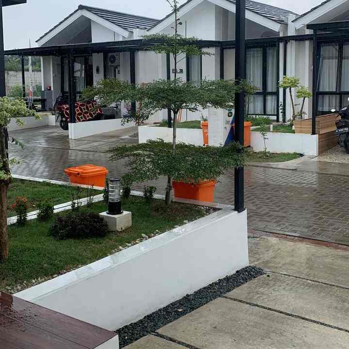 After - Before Teras ✨ 

Disini cukup banyak kami memangkas halaman 3x3 untuk dijadikan mini teras dan area carport yang lebih leluasa saat parkir. pasalnya saat sebelum dipangkas, untuk keluar dari mobil rasanya sempit sekali dan kesulitan buka pintu. 

dengan sedikit perubahan, cukup membuat kita merasa nyaman saat keluar masuk kendaraan dan untuk duduk santai di depan rumah sambil bermain dengan si kecil 🤎 


#terasrumah #terasminimalist #carport #areacarport #halamanrumah #inspirasiterasminimalist 