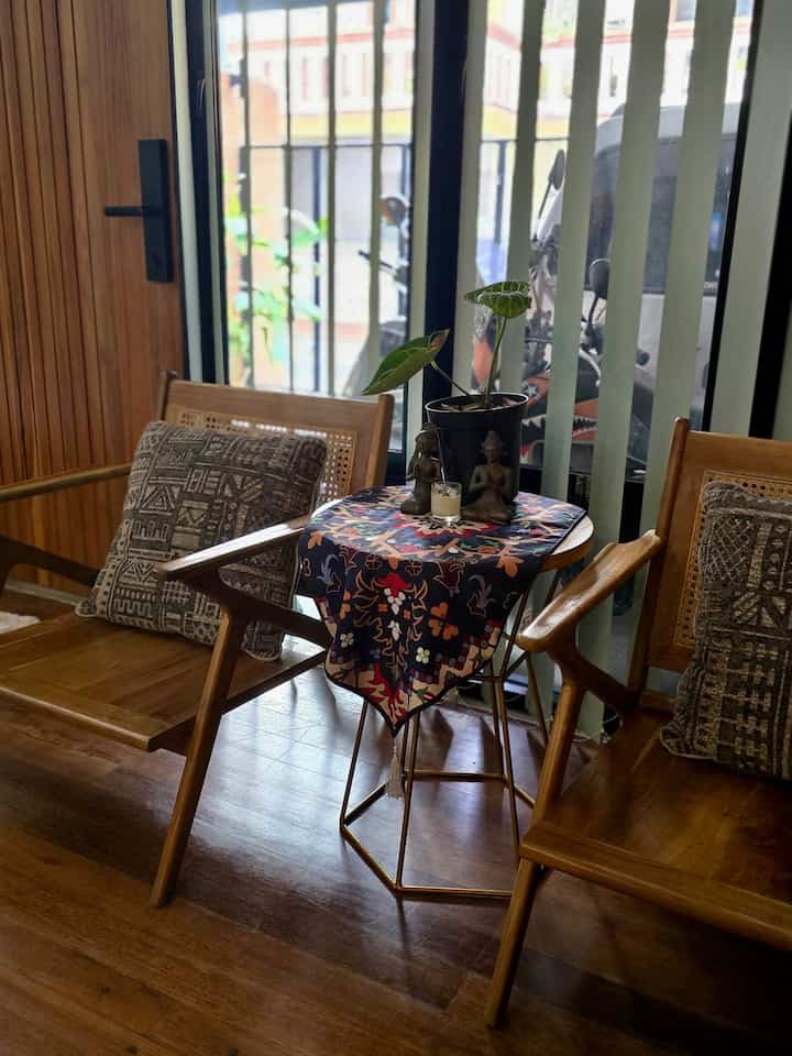 Ruang ini menjadi salah satu area kami menerima tamu. Bangku single dengan konsep simpel ini masih mengusung unsur tropis dari pemilihan materialnya. 
#RuangTamu #RuangTropis #RuangMinimalis #RumahTropis #FurnitureKayu #DesignEkletik #RumahNaturalis 