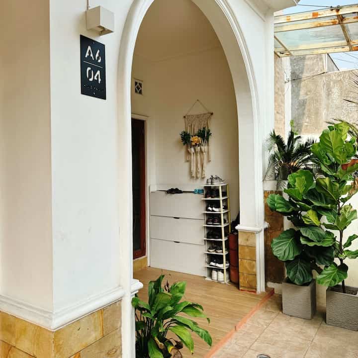 Hal penting yang harus ada didepan rumah

Rak sepatu yang aesthetic dan mudah untuk di ambil dan ditaruh

Nomor rumah yang terlihat jelas dari luar (memudahkan pemesanan2 online ku 🤭)

Penerangan lampu untuk malam hari

Tanaman yang tidak mudah layu apalagi kalau terpapar sinar matahari langsung

Bel rumah yang memudahkan kalau ada tamu datang

Pagar rumah yang membuat aman tapi tetap terlihat aesthetic 🥰

Apalagi kira kira yang penting untuk area depan rumah ya 🧐😉

#NZhomes #fasad #areadepanrumah #scandinavian #scandinavianminimalis #pagarminimalis 