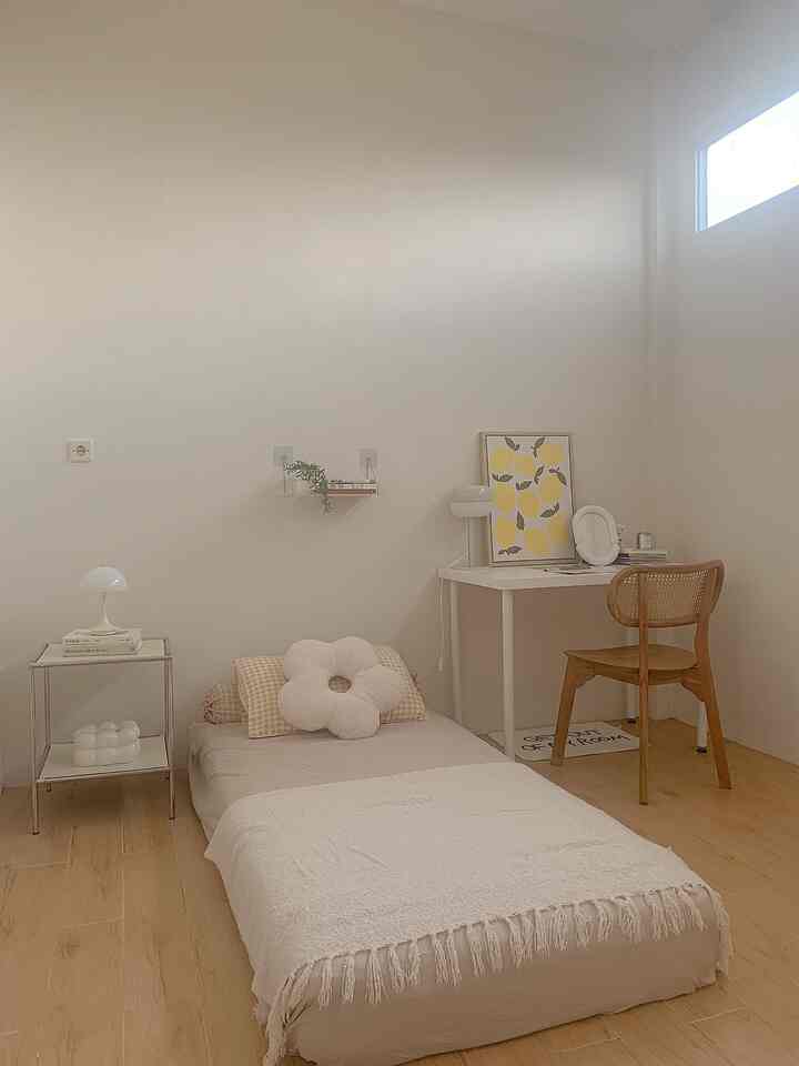 Happy weekend ✨
Kali ini mencoba styling kamar dengan warna cream dan kuning. Hasilnya kamar jadi lebih terang ☺️
Wall art lemon jadi point diruangan ini.
Untuk work space saya coba mengganti dengan kursi makan jati dan ternyata masih cocok.
#BedroomStyling
#inspirasikamartidur
#WarnaCatKamar
#KamarMinimalist
#RoomDecor