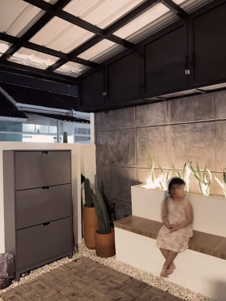 Taman kering diteras rumah .. 
ini menjadi salah satu tempat favorit anak ku dirumah.disini biasanya dia suka ajak teman2nya duduk santai sambil bermain .
taman ini sengaja aku buat kering supaya area terbuka tetap nyaman meski panas atau hujan.

#terasrumah
#tamankering
#ideterasrumah
#rumahsubsidi
#terasalacafe