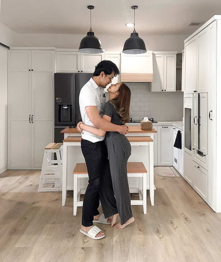 RUMAH ADALAH TEMPAT HATI BERADA💕

Kami telah pindah ke rumah kami selama 6 bulan dan meskipun saya merasa daftar proyeknya tidak ada habisnya, saya harus mundur sejenak dan melihat semua yang telah dilakukan sejauh ini. Geser untuk melihat sebelum dan sesudah renovasi rumah kami.

Bagi kami, setiap sudut di Hatta Home sangat istimewa dan penuh kehangatan, seperti ruang tamu yang menjadi tempat favorit kami untuk menonton film di akhir pekan bersama anak-anak, memasak bersama di dapur, ataupun bermain dan bercengkerama bersama di kamar anak-anak yang penuh imajinasi.

Kami mencintai rumah ini, cinta dan kerja keras yang telah kami curahkan untuknya, dan pencapaian yang telah diraih.

Bangga adalah pernyataan yang meremehkan, dan kami tidak sabar untuk terus bertransformasi, berkreasi, dan menginspirasi✨

#KitchenSetFarmhouse
#SofaRecliner
#CatRumah
#SudutNyamanKeluarga #RuangFavoritKeluarga
#Farmhouse
#RumahFarmhouse
#ApartemenNyaman
#FavoriteCorner