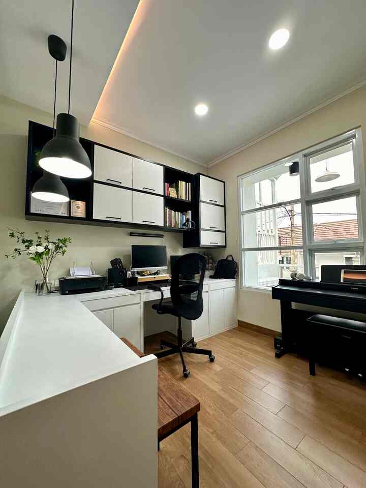 • Home is Where the Heart Is (2) •

Hello, O!House friends, ketika mendesain dan mengisi furnitur di setiap ruangan di rumah, aku selalu mempertimbangkan melibatkan kegiatan anak-anak, salah satunya ketika mendesain study room ini.

Di study room ini biasanya suamiku bekerja di PC dan anak-anak ikut mewarnai/ berkegiatan di meja samping yang menghadap living room. Meja samping ini bisa di-extend dan digunakan untuk 2 orang anakku. Aku sendiri biasanya menemani mereka sambil bermain piano di sudut. Kadang anak-anak juga ikut nimbrung bermain piano bersamaku.

Menurutku penting memasukkan kegiatan anak-anak dalam pertimbangan mendesain rumah, karena anak-anak akan selalu tertarik menirukan kegiatan orang dewasa, dan tugas kita sebagai orang tua adalah memfasilitasinya.

#RuangBelajar
#StudyRoom
#RuangPiano
#PianoCorner
#RuangFavoritKeluarga
#WorkingRoom