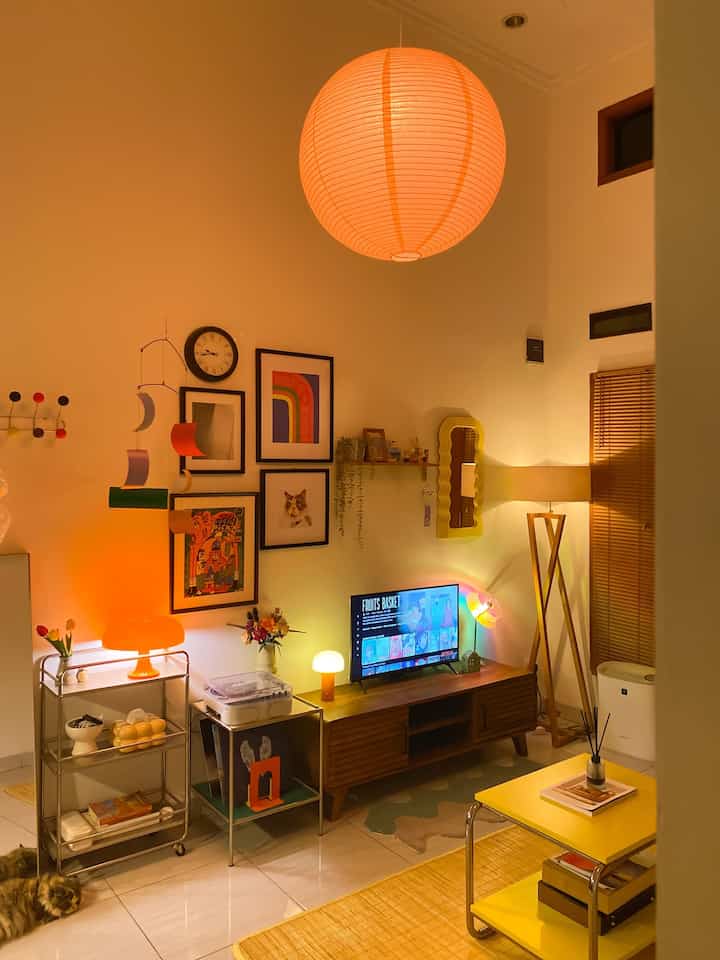 Ruang tamu, space pada rumah kami yang penuh dengan kenangan

Banyak hal yang bisa dilakukan pada space ini, mulai dari sekadar bercengkrama, hingga menonton Netlix bareng, khususnya pada saat malam hari ✨

Terlebih bagi kami yang baru memiliki new born, area ini jadi salah satu space untuk menciptakan memori menyenangkan dengan berbagai item dekorasi bernuansa playful/colorful

Seperti wall hanging TESAMMANS dari IKEA yang bisa berputar jika terkena hembusan angin/udara. Kemudian beraneka lampu dengan preset lighting yang hangat 🏮

#lampuestetik #mejatvminimalis #piguradinding #sudutnyamankeluarga #ruangfavoritkeluarga #midcenturymodern #rumahdeveloper #dinding