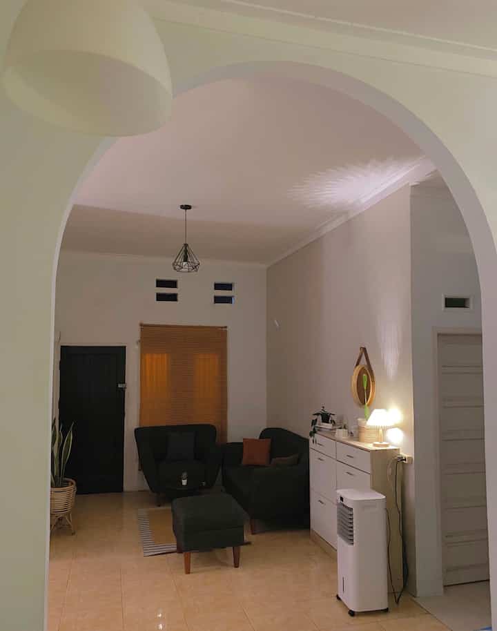 Living room night mode setelah di relayout membuat suasana jadi berbeda hasil geser geser sofa dan rak sepatu.

#livingroom
#redecoratelivingroom
#livingroomstyling
#makeoverlivingroom