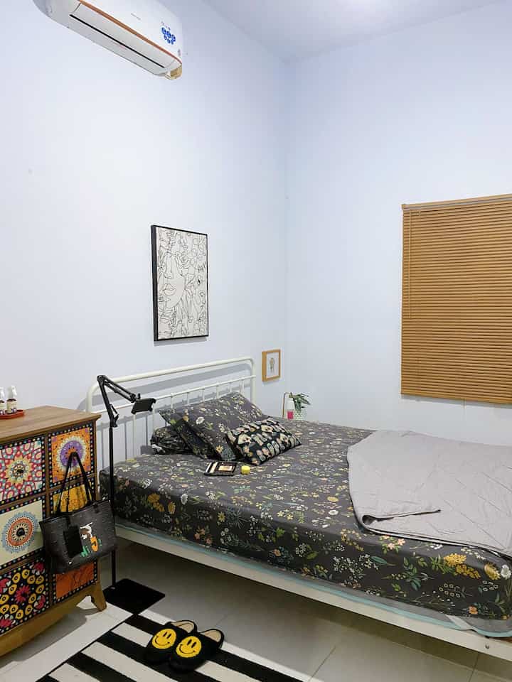 Tempat terfavorit buat istirahat dan nonton drama,kebetulan pintu kamar posisinya mengarah keruang keluarga jadi tetap bisa mengawasai anak-anak sambil rebahan dan nonton drama di kamar.
#KamarTidur
#TempatFavorit
#KamarTidurMinimalis
#KamarTidurUtama
#InspirasiKamarTidur