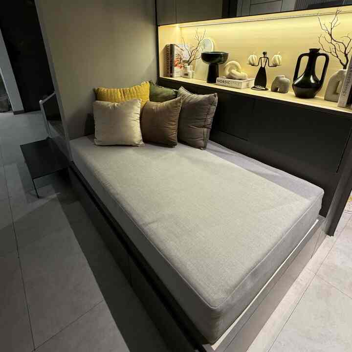 Bench di belakang sofa ini jarang sekali terlihat karena tempatnya tidak besar..tapi untuk tempat membaca atau santai sangat cukup..sengaja dilapisi kaca cermin supaya ruangan terlihat luas..juga dilengkapi dengan banyak kabinet untuk menyimpan barang supaya lebih rapih.
#LivingRoomFavorit
#BenchFavorit
#RuangMinimalis
#SofaHijau
#DekorasiLivingRoom
