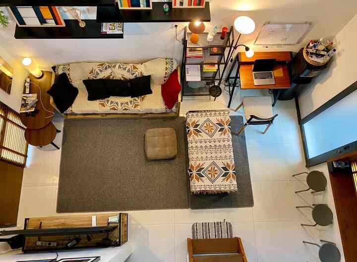 #sudutnyamankeluarga #ruangfavoritkeluarga #selimutbohemian #lampuikea #lampustanding #karpetminimalis #sofaunik Ruang penuh cinta di rumah adalah ruang TV, dengan penataan bohemian yang menjadikannya ruang penuh inspirasi bagi imajinasi mereka. Bisa lihat anak bermain, menonton acara favorit, sekaligus jadi tempat belajar.