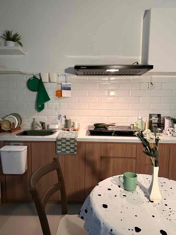 Setelah selesai kerja sekitar jam 6 sore, biasanya aku langsung turun ke dapur buat nyiapin makan malem bareng kedua orangtuaku. It’s kind of our thing, dinner prep jadi momen di mana kami banyak ngobrol sambil motong sayuran, nyiapin bumbu, dan masak makan malemnya. Nggak masak yang ribet-ribet sih, bit it’s always feels special because we tend to cook something extra delicious for dinner😋🍲

Buatku, suasana rumah yang paling hangat ya di dapur ini, waktu-waktu santai tapi berharga yang aku habiskan bareng keluargaku di rumah🏡🤍

#kitchensetminimalis #backsplash #catrumahminimalis #kitchensink #kerandapur #taplakmeja #kabinetdinding #tempatsampahgantung #sudutnyamankeluarga #ruangfavoritkeluarga