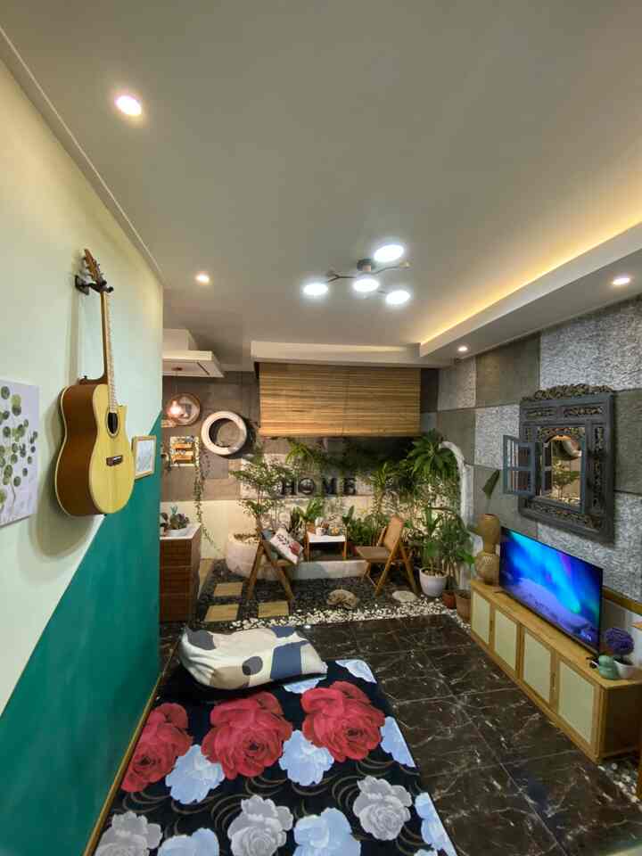Ruang belakang rumah menjadi pusat aktivitas favorit di kala malam tiba🌜
Keterbatasan rumah cluster kami siasati dengan menempatkan living room terbuka dan tersambung kitchen+mini garden 🪴
Yes, Home is Where The Heart Belong to. Disini kami menikmati suasana dan vibes yang super cozy sambil bercengkrama atau sekedar menghabiskan waktu santai.

#CatRumahModern #WarnaCatRumah #CatLuarRumah #WarnaCatRuangTamu 
#Plavond #KeramikMotifKayu #CatInterior
#SudutNyamanKeluarga #RuangFavoritKeluarga