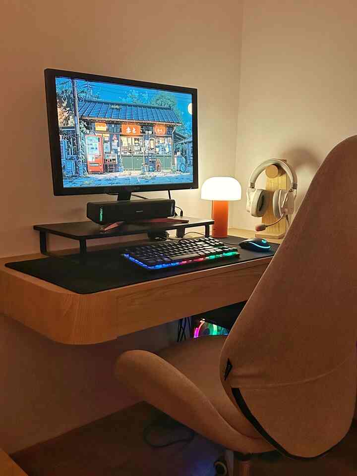 Tempat kerja sekaligus bermainnya bapak suami yang nyempil di dalam kamar😌
kalau kelamaan mainnya, bisa sambil dipelototin istri 🤣🎮🤪

#ruangkerja #ruangbelajar #homeoffice #kursikerja #inspirasimejakerja