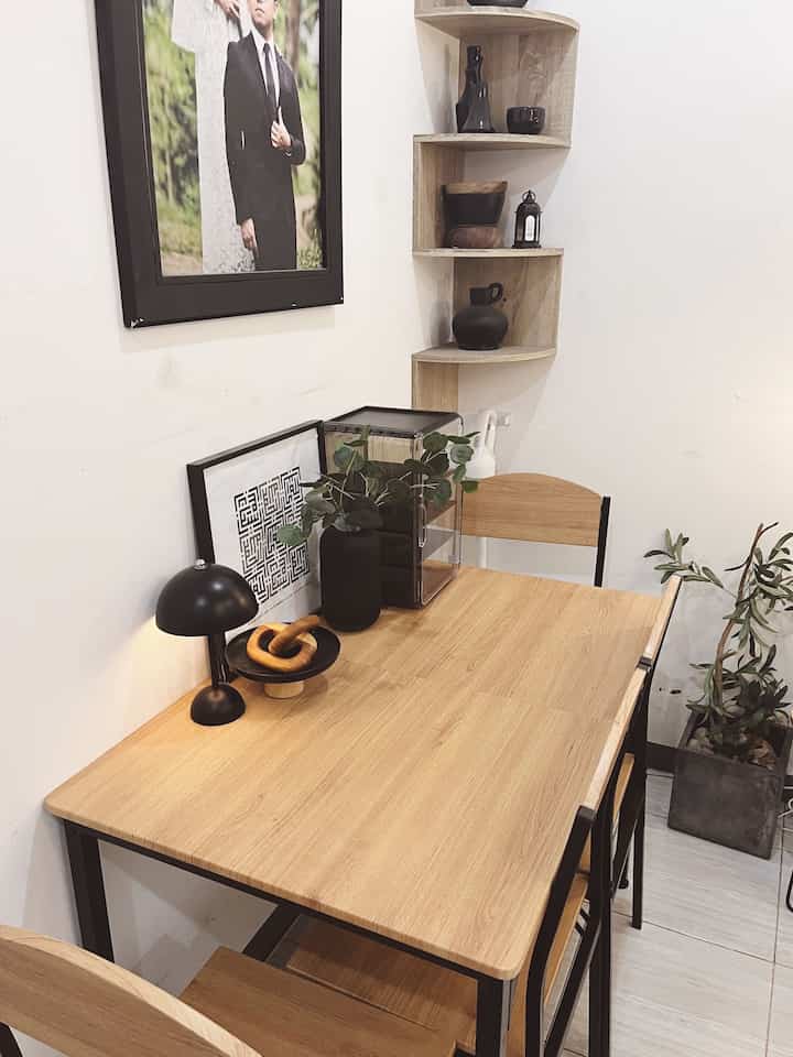 ✨ New Dining Table Set Up
Mencoba mendekorasi dining table dengan beberapa item yang fungsional sekaligus estetik. 
Dalam mendekor area ini kami tetap mengambil tema black and wood dalam dekorasinya. 

#diningroom #ruangmakan #mejamakanindustrial #lampuindustrial #lampujamur #tudungsaji #diningarea #areamakan #dekorasiruangmakan #dekorasidapur