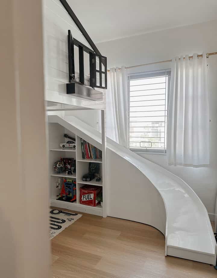 KIDS BEDROOM DETAILS✨

We are extremely pleased with how everything has come together in our son Montessori inspired toddler bedroom, dengan nuansa serba putih with a little hint of black and kayu natural.

We tried to keep it simple, functional and a beautiful space for him to enjoy.

Having everything at his level has allowed him
to be more independent, seperti mengambil
baju sendiri dari drawer yg terletak pada anak tangga, memilih buku apa yang mau dibaca, merapihkan sendiri mainan hotwheels di dalam rak berbentuk tires & parking lot, memajang hasil karya seni-nya di rak terbuka sehingga kamar menjadi lebih berwarna.

It has also provided him with the freedom to get up and slide down when he wakes up (as he wish) hahaha

#KamarAnak
#Farmhouse
#InspirasiKamarAnak
#FarmhouseBedroom
#CatKamarAnak
#MaterialKamarAnak
#MontessoriBedroom
#KamarAnakLakiLaki