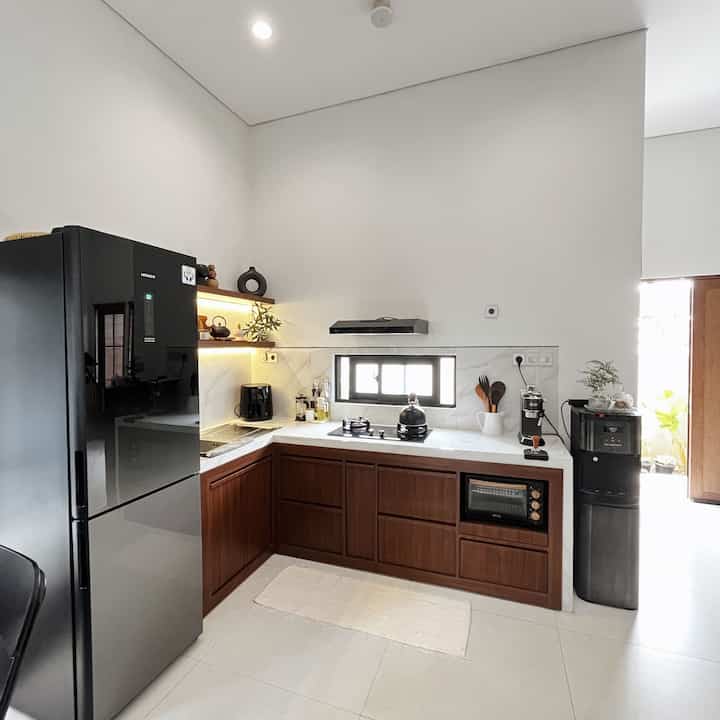 Kitchen NRHome siang Hari☀️🫶🏼

Furniture yang digunakan adalah custom, kami sesuaikan dengan ukuran dapur ini. 

Inspirasinya dari berbagai platform/aplikasi ide rumah.

Tips untuk styling dapur dengan low budget biasanya beberapa barang hanya kami pindahkan letak sesuai dengan keinginan kami. Menggunakan barang yang sudah ada dirumah ini. 

#MakeOverDapur #StylingDapur #DapurMinimalis #DapurSegaris #DapurModern #DapurMungil #KitchenSetMinimalis #dapursatukamar #dapur 