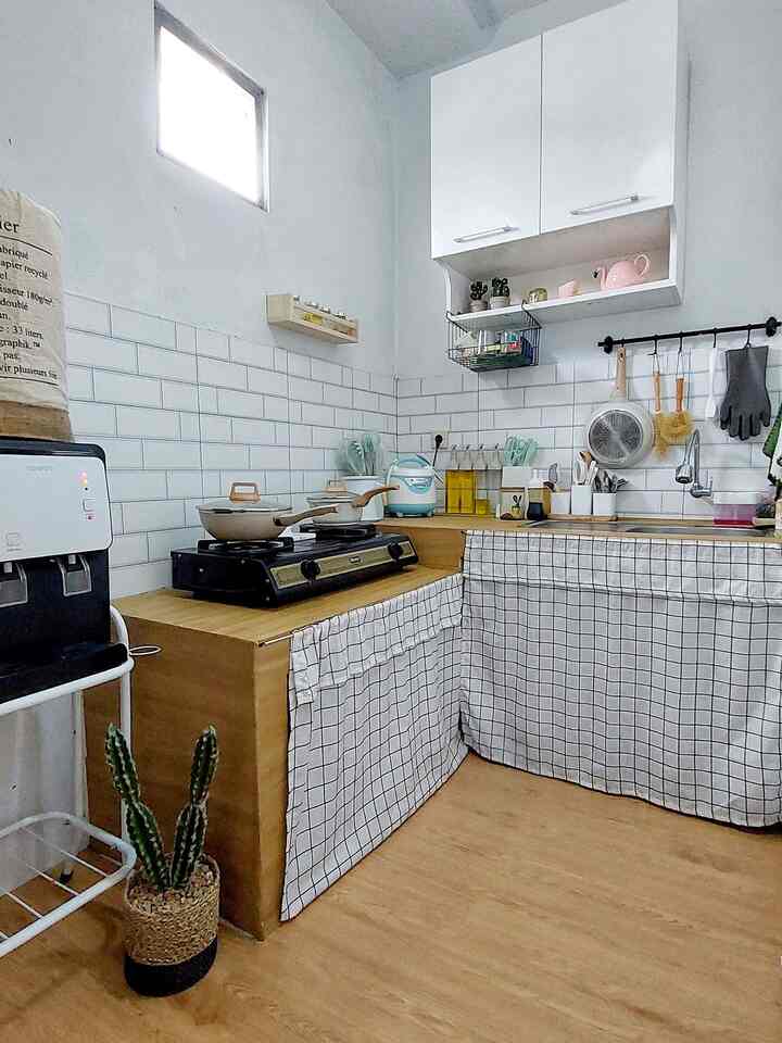 Styling My Kitchen 🏡

Dapur dirumah mini vina memang dibuat dilahan yang benar - benar terbatas, luas dan panjang ukuran dapur hanya 1,5m x 2,5m, yang sebetulnya ada disisa lahan belakang rumah bawaan developer.

Walau kecil, kami ingin membuat dapur terasa homey dan nyaman digunakan. Kami mengaplikasikan dinding dapur berwarna putih dan juga cat berwarna putih agar terkesan luas. Kami juga menambahkan vinyl sticker berbahan kayu agar dapur terlihat lebih estetik.

Untuk Kitchen set sendiri kami belum menggunakan secara full, hanya dibagian atas saja yang berfungsi sebagai tempat menyimpan barang koleksi piring dan gelas. 

Perabotan dapur sendiri kami hanya membeli dan memakai sesuai yang kami butuhkan, agar didapur tidak terlalu menumpuk banyak barang. Untuk menyimpan piring dan gelas yang sering kami pakai, kami simpan di Ikea Fintorp karena jumlahnya sedikit.

Gimana menurut kalian?

#DapurMinimalis
#DapurMungil
#DapurRumahSubsidi
#Kitchen
#Dapur
#IkeaFintorp
#IkeaBekvam
#KitchenSet
#KitchenSetMinimalis
#WarnaCatRumah
#WallpaperDinding
#Cat
#MakeOverDapur
#StylingDapur