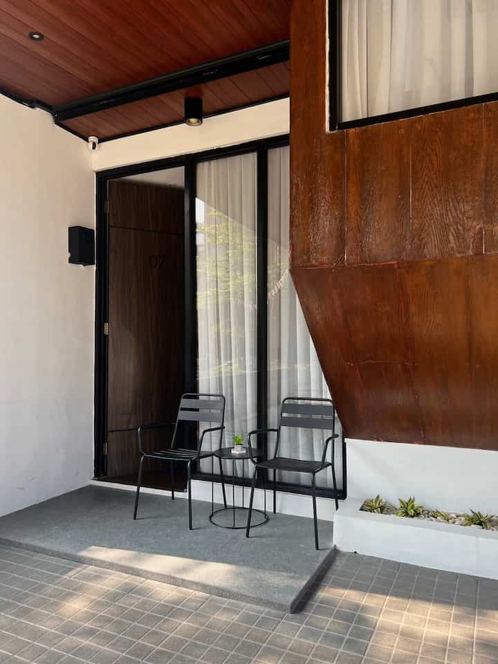 Top 4 Pembelian Terbaru ✨

Sebenarnya ga baru2 juga dibeli bulan ini, karena ga setiap bulan beli barang baru buat di #BruwnHouse, tapi ada beberapa penghuni baru 👀

• Box KWH estetik agar box KWH ga terekspos, sehingga fasad jadi lebih eye catching.
• Pan dan Spatula Stainless, karena sedang berproses untuk lebih sehat, jadi belajar beralih ke peralatan stainless.
• Standing Pot, bikin look tanaman artificial lebih tinggi, bagian kolong juga jadi lebih gampang dibersihkan. 
• Bantal Sofa dari Ikea yang baru aku beli beberapa hari lalu, motif polka lucu banget kan ✨

Gimana gimana? Semoga terinspirasi ya 🫶🏻

#BoxKWH
#BantalSofa
#KitchenUtensil
#StandingPot
#SpillBarangMurah
#RekomendasiProduk