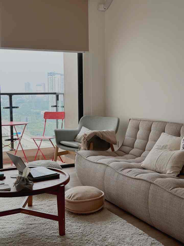 Berbagi 4 temuan teratas saya bulan ini!

1. Bantal untuk duduk di lantai – Saya suka duduk di lantai, sangat menenangkan saat menonton TV atau bekerja. Saya membeli bantal nyaman ini dari King Rabbit hanya dengan harga IDR 88.000. Benar-benar murah!

2. Selimut – Tidak hanya fungsional tetapi juga memberikan sentuhan nyaman di ruang tamu saya. Saya membelinya di IKEA (namanya 'Ingrun'). Ukurannya 130x170 cm, sangat besar dan sangat nyaman, cocok untuk malam-malam yang dingin sambil menonton TV!

3. Reed diffuser – Pembelian kedua saya dari Scentmories, hahaha! Saya mendapatkan aroma Peony & Blush Suede, dan aromanya memenuhi apartemen saya (yang tidak terlalu besar) dengan sempurna tanpa terlalu kuat. Suka sekali!

4. Pengait yang dapat diputar – Tidak perlu dibor, cukup tempelkan. Dapat menahan beban hingga 5 kg, tahan minyak dan air, serta berputar 360 derajat. Salut untuk ecoco indonesia! Sangat berguna dan menggemaskan! 😍 Apa temuan terbarumu yang sangat kamu sukai?

#SpillBarangMurah #RekomendasiProduk #GantunganDinding #Selimut #PengharumRuangan #reeddiffuser #bantal #alasduduk #dekorasiestetik #dekorasiapartemen 