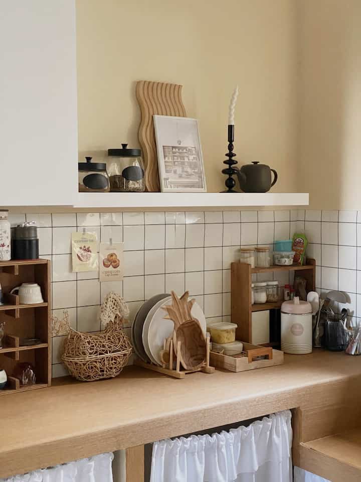 Sudut dapur favoritku, gatau kenapa suka banget sama spot dapur yang satu ini meski dalam keadaan rapi atau berantakan sekalipun. Warna kitchen set, perabot dan hiasan kecil pemanis senada banget bikin mata betah mandanginnya 🤍
#makeoverdapur
#stylingdapur
#kitchensetikea
#kitchensetminimalis
#kitchensetlowbudget
#dapurkorea