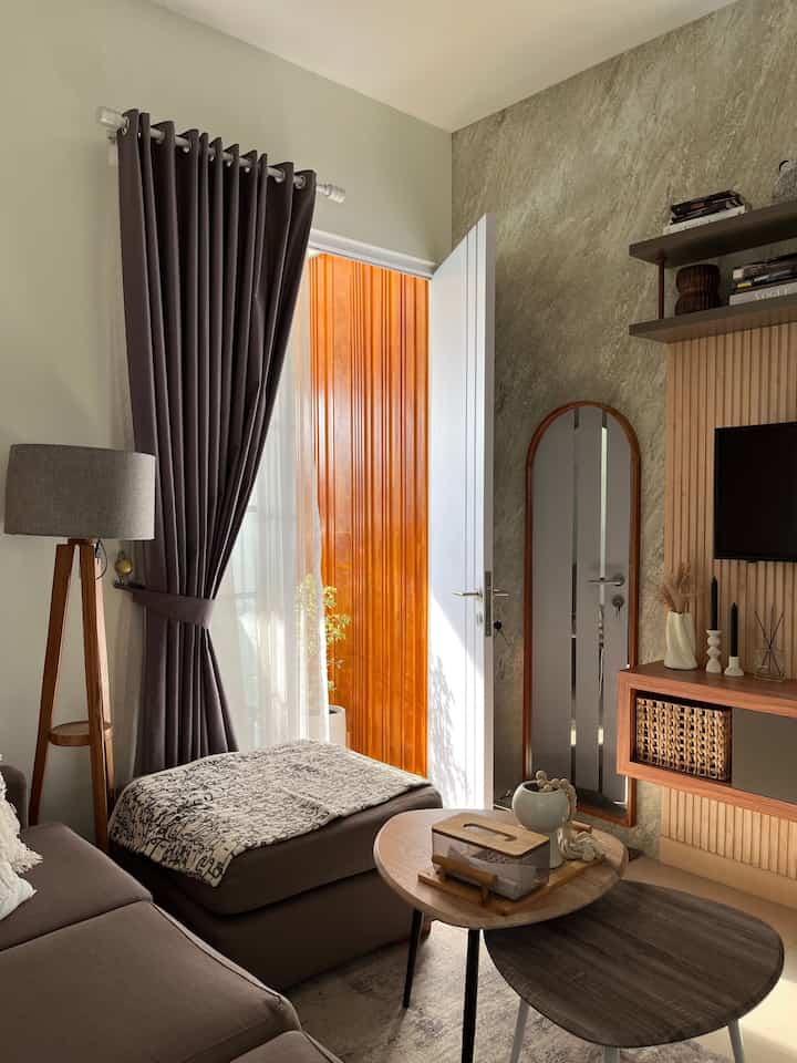 Top 4 pembelian terbaru bulan ini? Hmmm kayaknya bulan ini aku ga banyak belanja deh. Hanya make over backdrop tv & mambahin panel di depan pintu aja. Untuk backdrop tv aku tambahin pakai upvc marmer. Marmer ala-ala dengan harga terjangkau. Untuk entrance aku tambah panel kayu yang dicat warna kayu. Keduanya bisa dilihat dalam 1 frame di foto ini. Entah kenapa aku ngerasanya make over kali ini mengubah vibes dirumah jadi lebih old school gt ga sih? Ngingetin rumah nenek. Kayaknya emang seleraku agak kuno deh. Dari pintu belanda, jendela kebalik, sekarang backdrop tv pun. Wdyt guys? 😅

#SpillBarangMurah #RekomendasiProduk #WallPanel #MarmerUPVC #UPVCMarmer #CatDinding #WarnaCatRumah