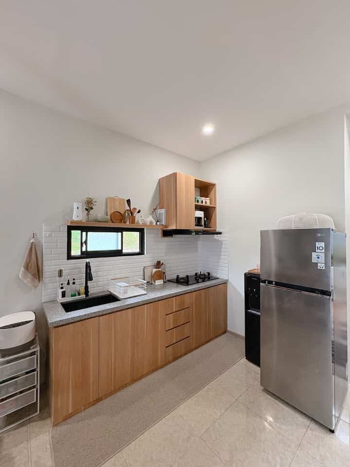 Dapur di saat cuaca mendung.

Dapur menjadi spesial karena adanya kitchen set dan kami memilih menggunakan top tabel granit slab / granit batu alam. Dengan sedikit menambahkan ambalan untuk beberapa item dekoratif. Kami juga menambahkan jendela sliding untuk membantu sirkulasi udara. Untuk bahan kamu memakai multiplek lapis HPL taco. Kami mendapatkan inspirasi kitchen set ini dari pinterset lalu kami modifikasi lagi sesuai ukuran dapur kami.

#KitchenSet
#KitchenSetMinimalis
#TopTableGranit
#BackSplash
#MakeOverDapur
#StylingDapur