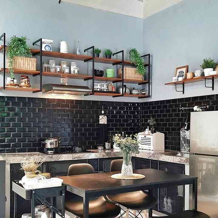Tip menata dapur dengan kitchen kabinet terbuka adalah jangan banyak bareng biar tidak terlihat sesak berantakan. bisa gunakan rak dengan laci & box tertutup untuk menyimpan barang2 yg jarang dipakai dengan begitu akan terbebas debu. usahakan menggunakan warna yg sama untuk setiap perintilan jdi enak diliat ga belang belang 


#makeoverdapur #stylingdapur #kitchensetindustrial #kabinetdapur #dapurganteng #dapurminimalis #kabinetgantung