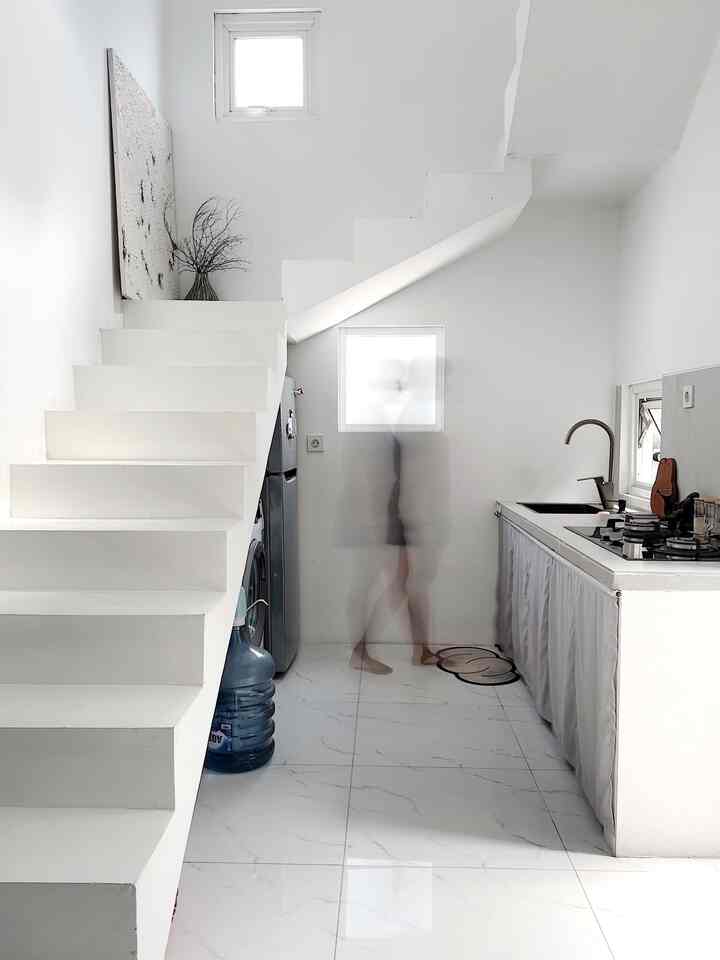 Minimalist Kitchen Styling 👀
-
materials yang ada di dapur antara lain , epoxy putih pada tangga , lantai menggunakan granite glossy 60x60 cm , top table menggunakan granite doff 60x60 cm , sink menggunakan bahan kuningan dengan desain minimalis , perpaduan warna yang kita gunakan dominan putih dan warna gelap ( hitam dan abu )

#StylingDapur #MakeOverDapur #LantaiDapur #Cat #CatDapur #Toptabledapur #catepoxy #materials #angkahouse