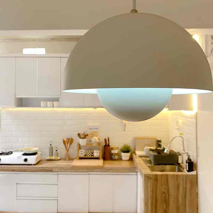 Dapur ini dapur minimalist walaupun cukup banyak barang diatasnya..saya memilih kitchen set warna putih dan backsplash tile putih, untuk top table menggunakan granit motif kayu..hal yang paling saya suka di dapur ini adalah lampu pendant putih ini karena desainnya yang lucu :) #MakeOverDapur #StylingDapur #DapurMinimalis #kitchendesign #kitcheninspo #minimalistkitchen #aesthetic