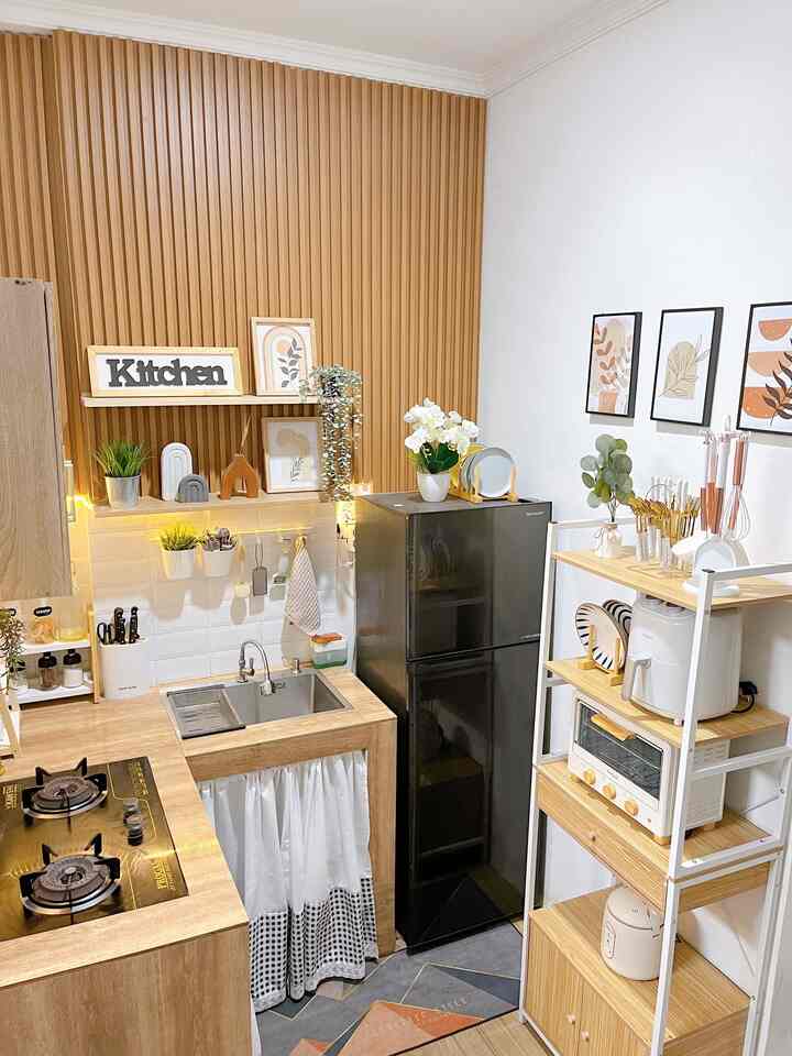 Styling My Kitchen ✨

Dapur mungil kami ini hanya berukuran 1,5 x 2,5 m sangat mungil sehingga harus benar-benar bisa menata agar smeua perabotan bisa berfungsi dengan baik di lahan yang sangat mungil ini. 

Dapur kami ini belum menggunakan kitchen set hanya bagian atas kami tambahkan kabinet untuk menyimpan barang-barang dan bagian bawah kami tutup menggunakan gorden kolong agar terlihat rapi, kami juga menggunakan rak untuk menyimpan perabotan masak yang berwarna senada dengan dapur ini yaitu berwarna putih yang dipadukan dengan warna coklat kayu.

Semoga menginspirasi🤗

#MakeOverDapur
#StylingDapur
#DapurMungil
#DapurMinimalis
#IdeDapurMungil