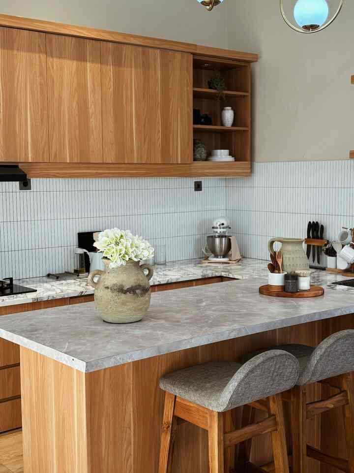 Yang membuat dapur ini istimewa adalah island table ditengah, untuk area interaksi sekaligus menambah area untuk prepare makanan #MakeOverDapur #DapurMinimalis #IdeDesignDapur #KitchenIsland #StylingDapur