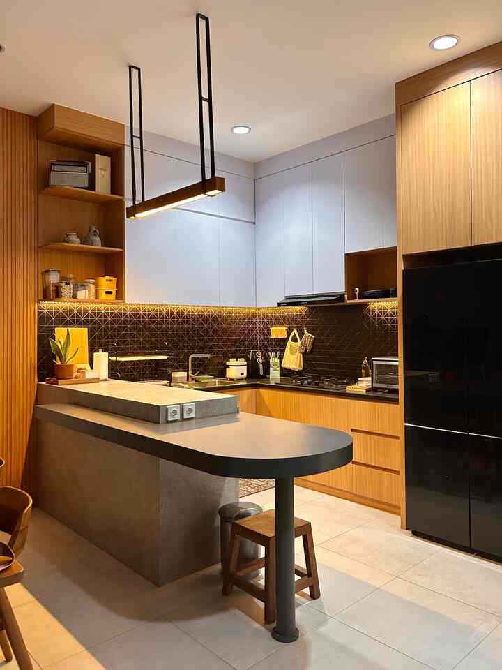 Ambience dari lampu led strip dan juga lampu gantung kayu yang menghidupkan suasana dapur malam hari🌘

Styling di dapur dengan beberapa elemen dekoratif seperti vas bunga, koleksi barang vintage dan tanaman hijau. 
Penambahan keset dengan ornamen yang menambah warna di ruangan dapur.

Selebihnya barang-barang fungsional yang memang dipakai sehari hari, ada yang disimpan dalam toples/jar transparan dan juga digantung di dinding.
Perlengkapan dan peralatan disimpan dalam kabinet yang tersedia agar lebih rapi dan lega saat memasak.

#Kitchenset #KitchensetMinimalis #wallpanel #inspirasihpl #makeoverdapur #Stylingdapur #kitchendesign #Interiordesign #homedecoration #lampugantung #kitchenisland