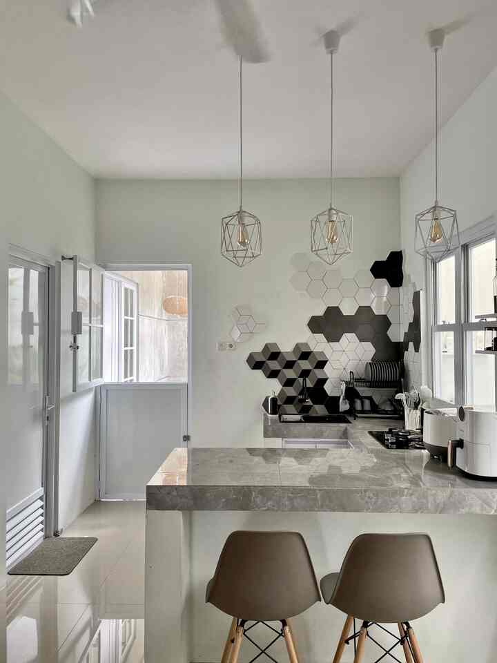 Progress make over & styling dapur dari waktu ke waktu. Jujur dapur memang ga banyak hal yang aku ubah. Ga banyak juga perintilan dekorasi yang aku beli. Hanya menambahkan wpc panel & upgrade furniturenya aja. Selebihnya aku tambahkan sedikit styling dengan menggunakan beberapa tableware saat acara spesial dirumah. Ada yang punya ide dapur minimalis ini mesti ditambah dekorasi apa lagi? Komen ya..

#MakeOverDapur #StylingDapur #DapurMinimalis #DapurLetterU #DapurModern #DapurMungil