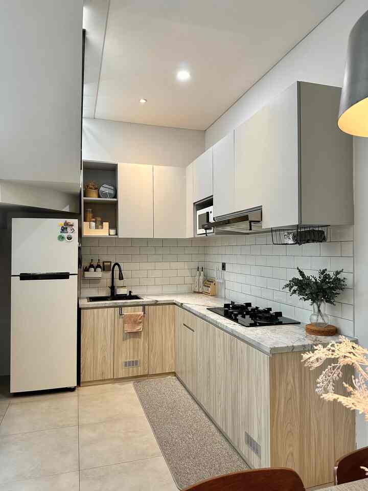 Styling dapur dirumah de mahendra ✨
Pada dasarnya, semua item dekorasi aku usahan bisa fungsional juga. Mendekor dengan rak-rak atau tempat bumbu yang estetik, gelas dan muga estetik juga bisa jadi hiasan, ditambah tanaman artificial supaya lebih cantik 🥰
#MakeOverDapur
#StylingDapur
#Kitchendecor
#homestyling
#Dekorasidapur
#Dapurestetik
#Kitchendininginspo
#homestagram 