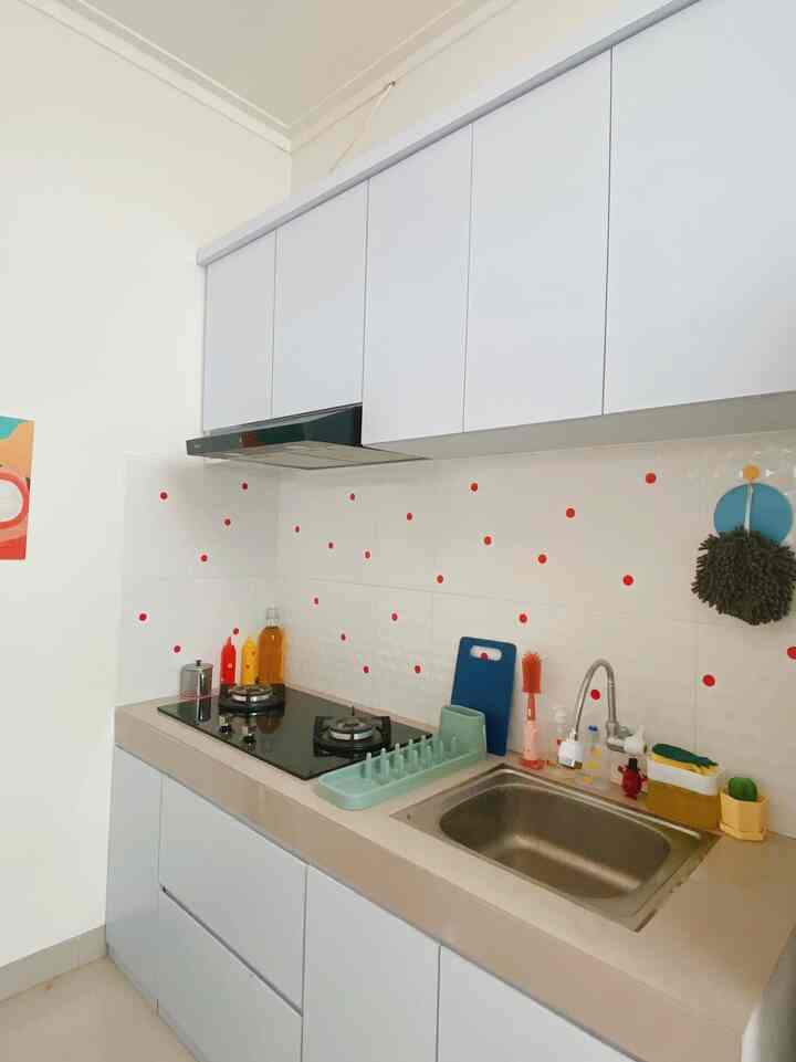 Ohayo!! 🔴⚪️

Let's find out how to style the kitchen in the nara house

In terms of design, this is different from the kitchen from the developer that was given when the house was received, we added a minimalist kitchen set inspired by pinterest, to give a fun impression to match the theme of the house, so it was given a red polka dot accent on the wall, don't forget there are toys and displays to accompany cooking in the kitchen 👨🏻‍🍳🫶🏻🥘

#minimalist kitchenset
#polka dot pattern
#narahous
#makeoverdapur
#aksenrumah
#bauhaus
#wallpaaperumah
#stylingdapur